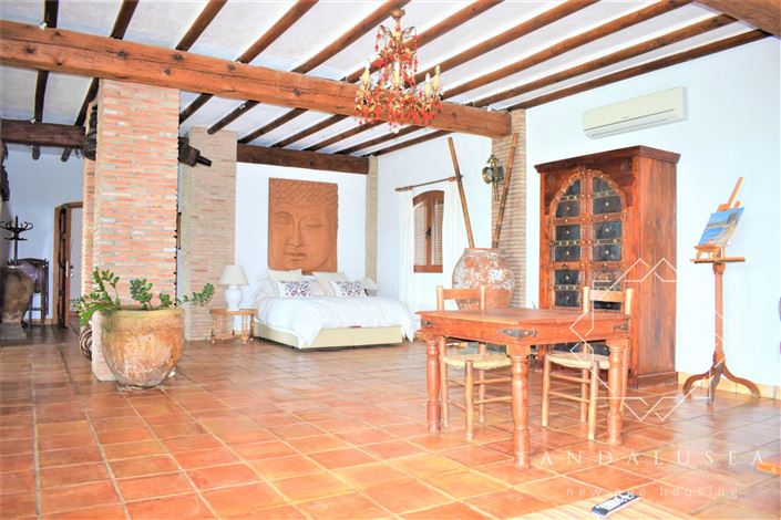 Image No.8-5 Bed Property for sale