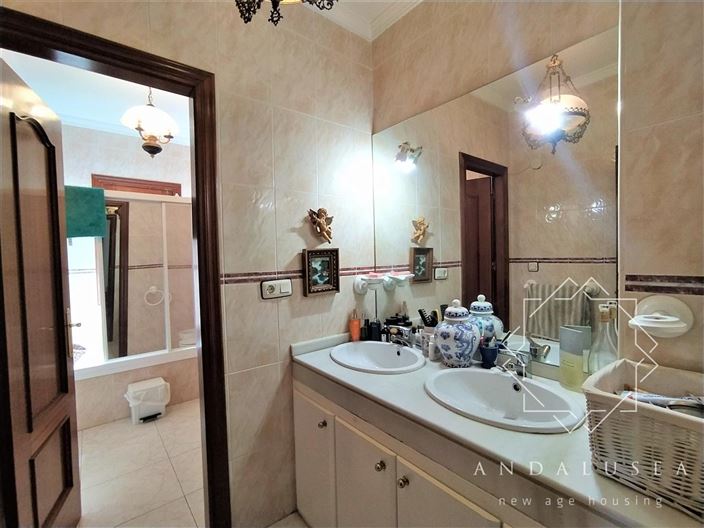 Image No.26-5 Bed Property for sale