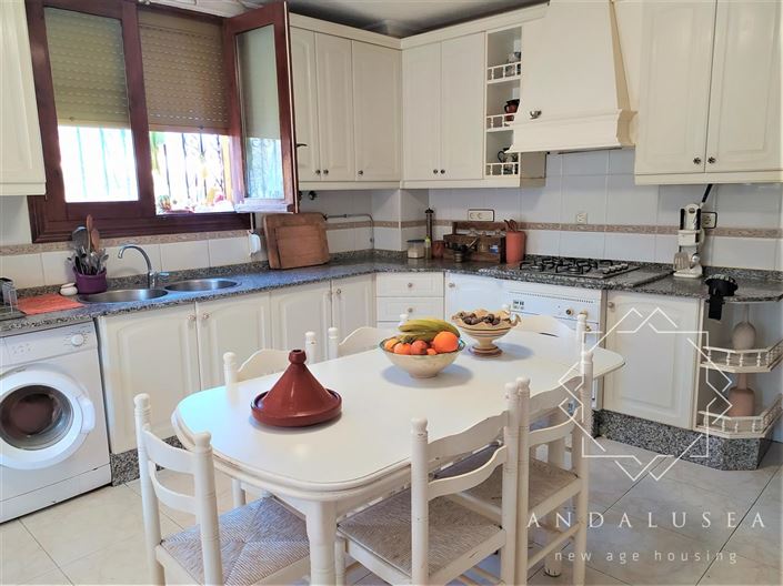 Image No.10-5 Bed Property for sale