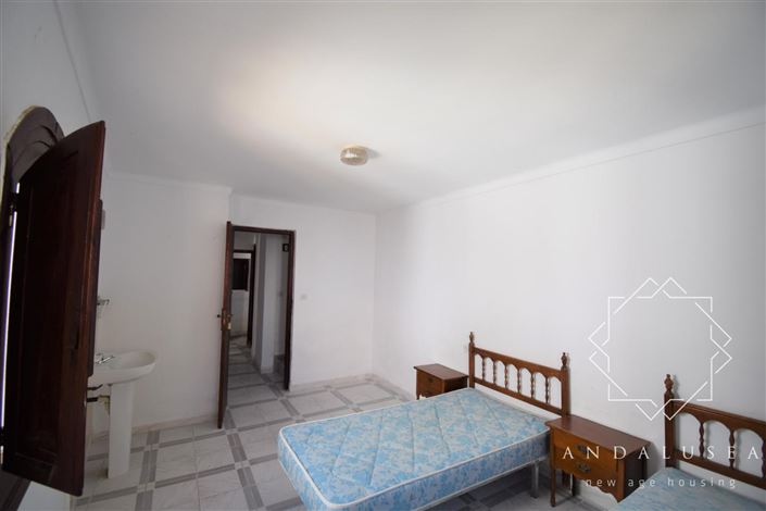 Image No.28-13 Bed Property for sale