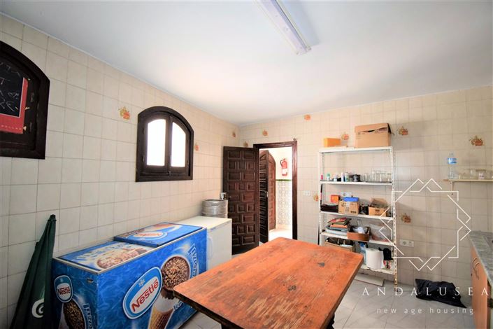 Image No.7-13 Bed Property for sale