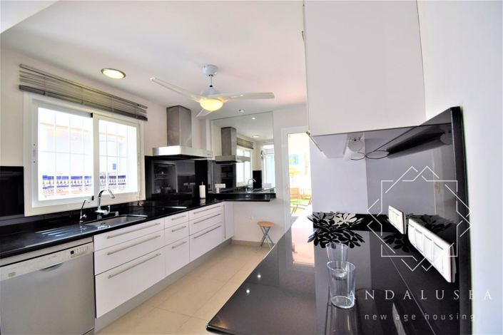 Image No.11-5 Bed Property for sale