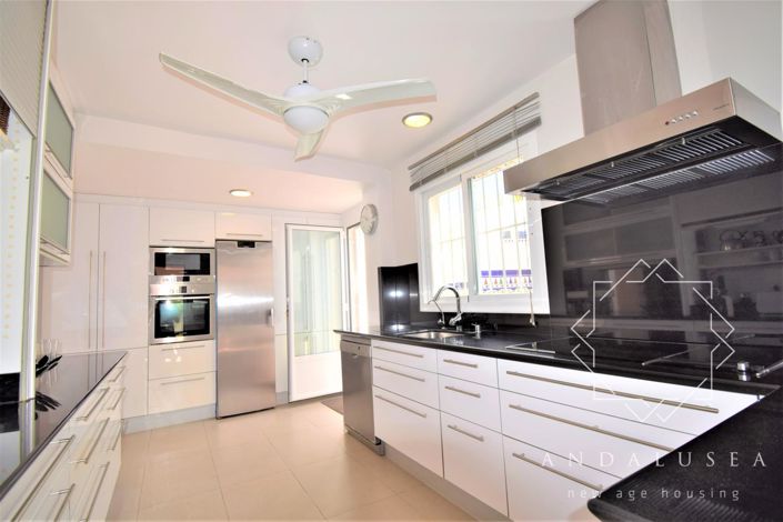 Image No.12-5 Bed Property for sale