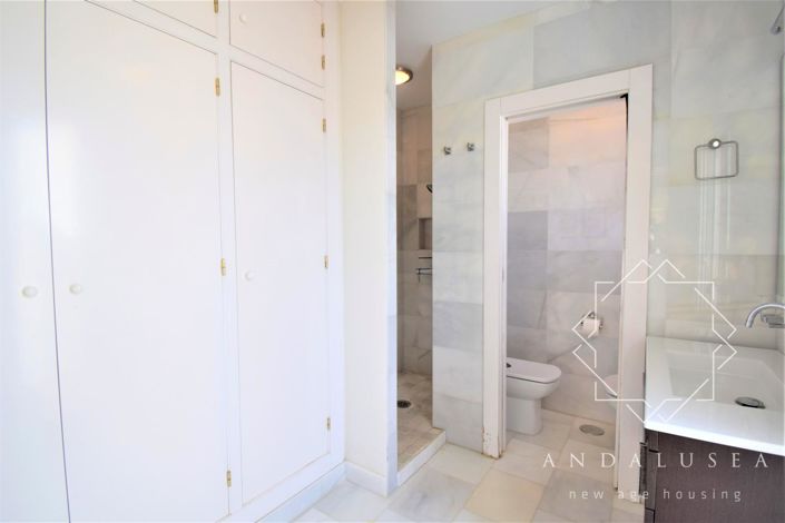 Image No.40-5 Bed Property for sale