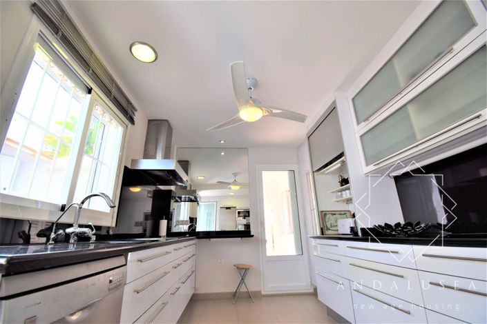 Image No.10-5 Bed Property for sale