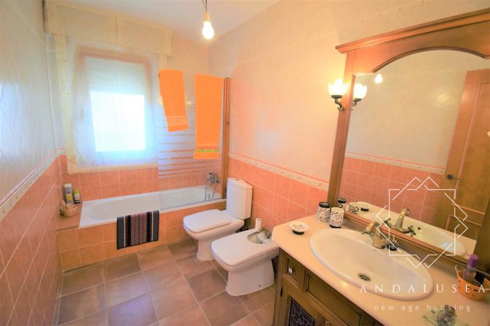 Image No.12-6 Bed Property for sale