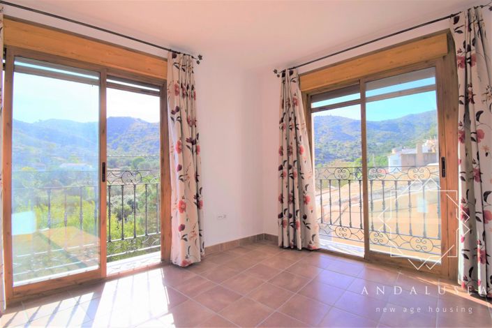 Image No.17-6 Bed Property for sale