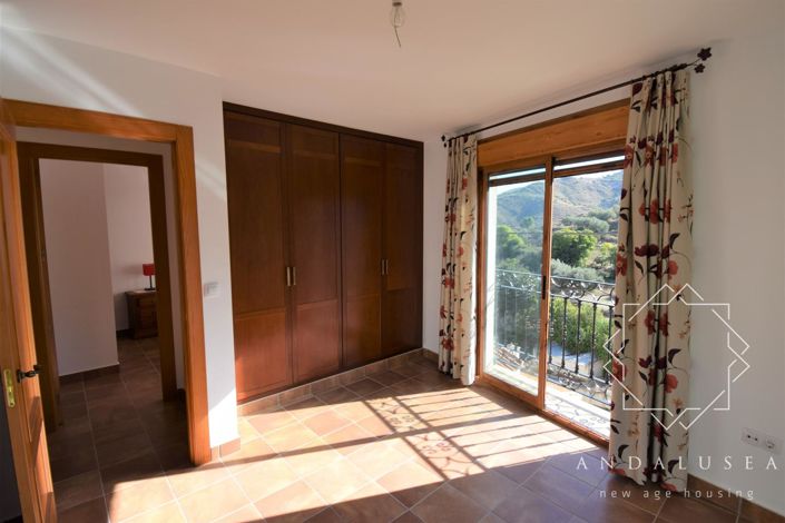 Image No.18-6 Bed Property for sale