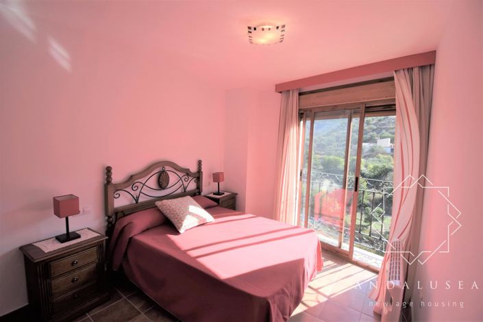 Image No.19-6 Bed Property for sale