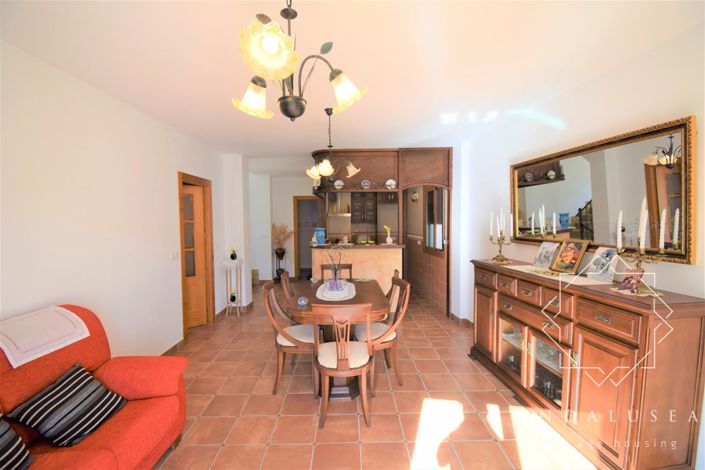 Image No.3-6 Bed Property for sale