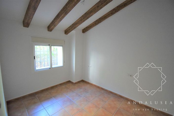 Image No.32-6 Bed Property for sale