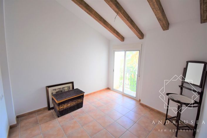 Image No.36-6 Bed Property for sale