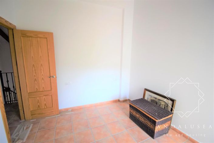 Image No.37-6 Bed Property for sale