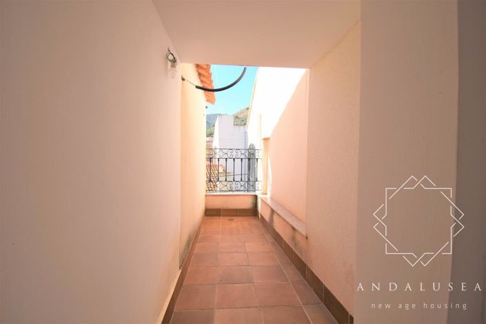 Image No.45-6 Bed Property for sale