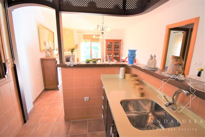 Image No.8-6 Bed Property for sale