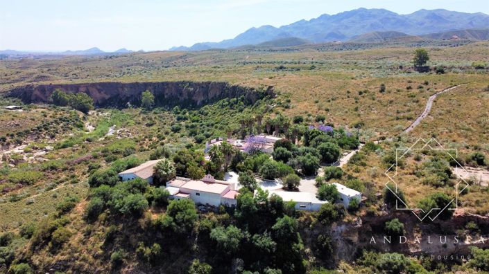 Image No.1-6 Bed Property for sale