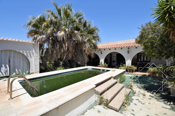 Image No.15-6 Bed Property for sale