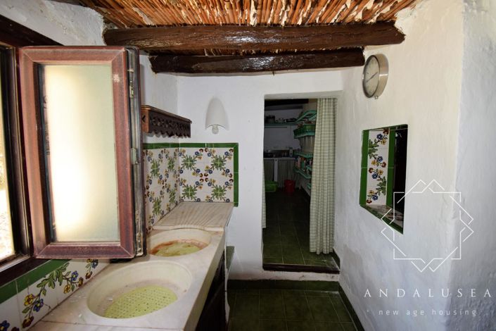 Image No.20-6 Bed Property for sale