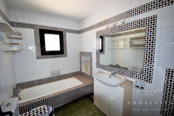 Image No.30-6 Bed Property for sale