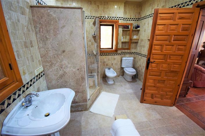 Image No.33-4 Bed Property for sale