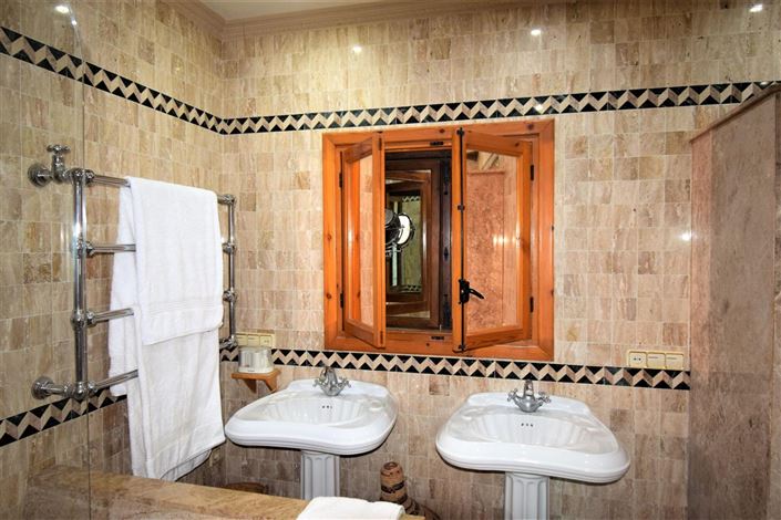 Image No.35-4 Bed Property for sale