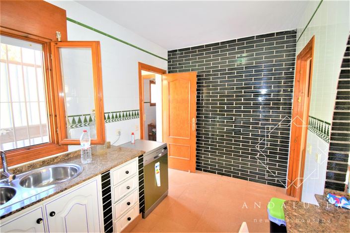 Image No.12-3 Bed Property for sale