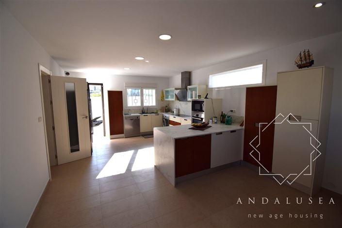 Image No.12-3 Bed Property for sale