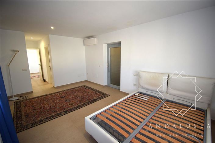 Image No.20-3 Bed Property for sale