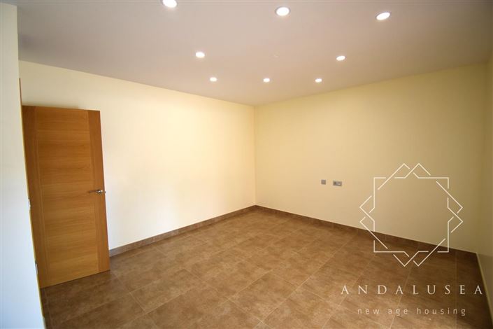 Image No.38-5 Bed Property for sale