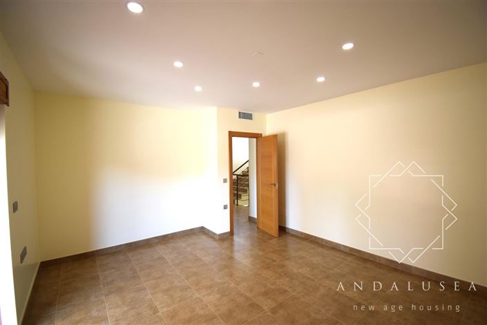 Image No.39-5 Bed Property for sale