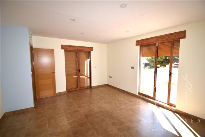 Image No.45-5 Bed Property for sale