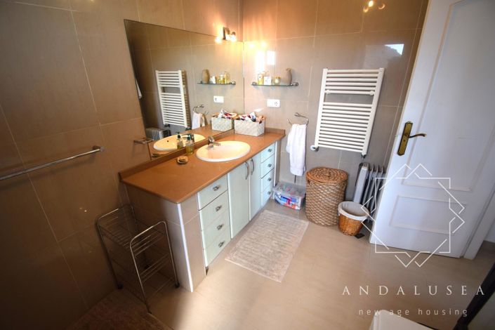 Image No.27-4 Bed Property for sale