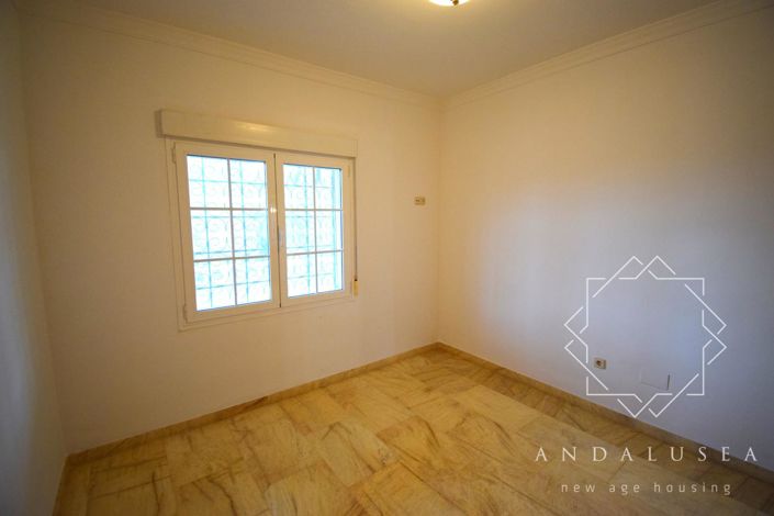 Image No.15-4 Bed Property for sale