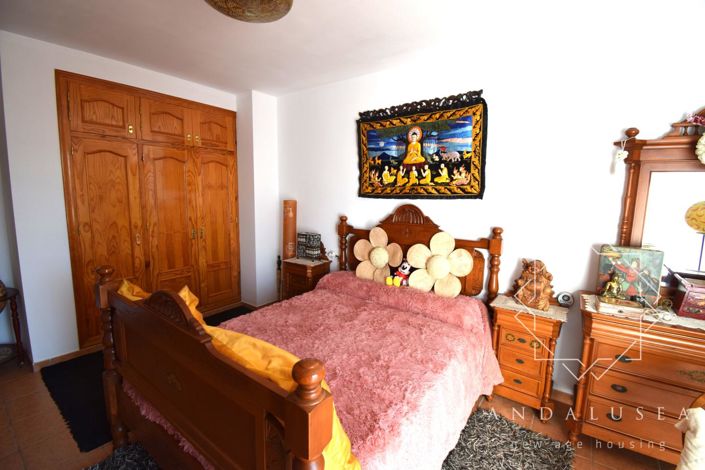 Image No.19-3 Bed Property for sale