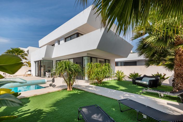 Image No.1-4 Bed Villa for sale
