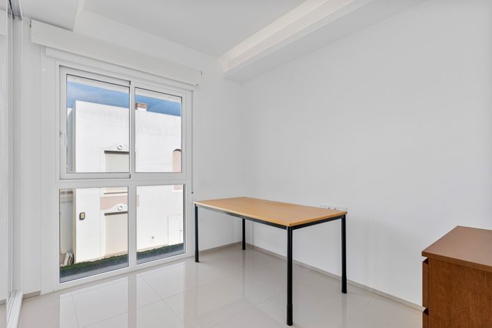 Image No.10-3 Bed Property for sale