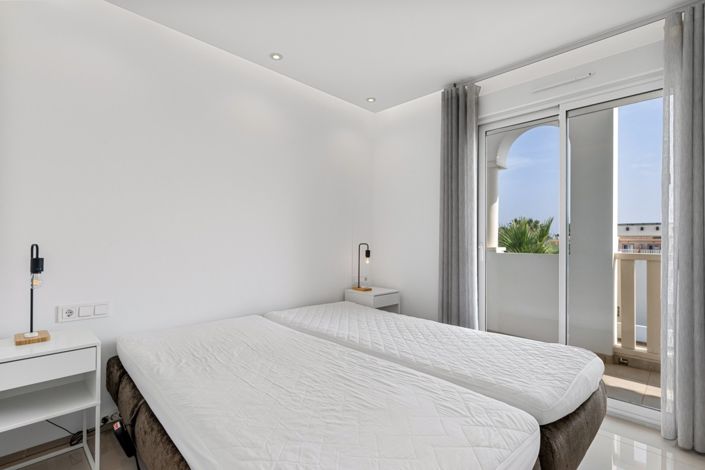 Image No.12-3 Bed Property for sale