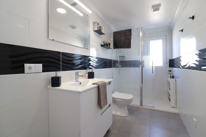 Image No.27-3 Bed Property for sale