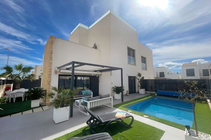 Image No.1-4 Bed Villa for sale