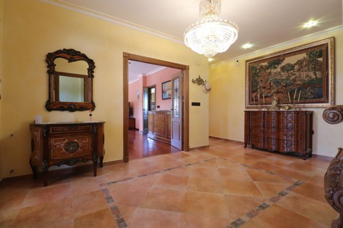 Image No.13-6 Bed Property for sale