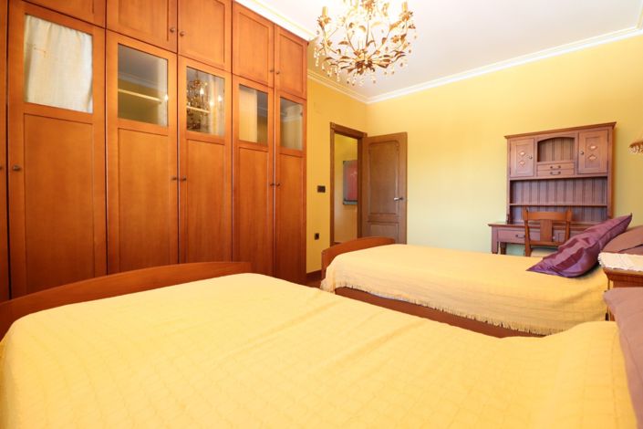 Image No.16-6 Bed Property for sale