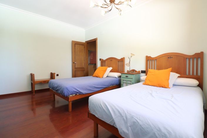 Image No.19-6 Bed Property for sale