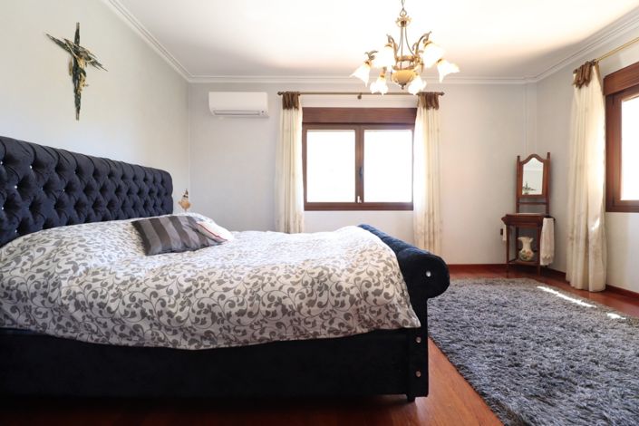 Image No.21-6 Bed Property for sale