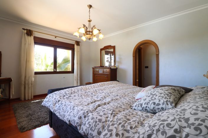 Image No.22-6 Bed Property for sale