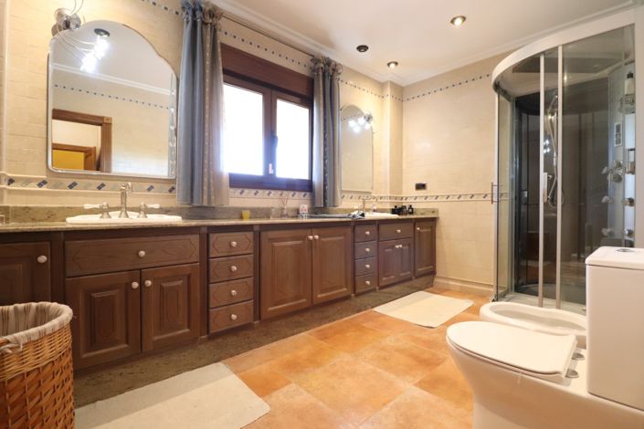 Image No.23-6 Bed Property for sale