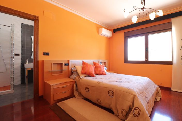 Image No.24-6 Bed Property for sale