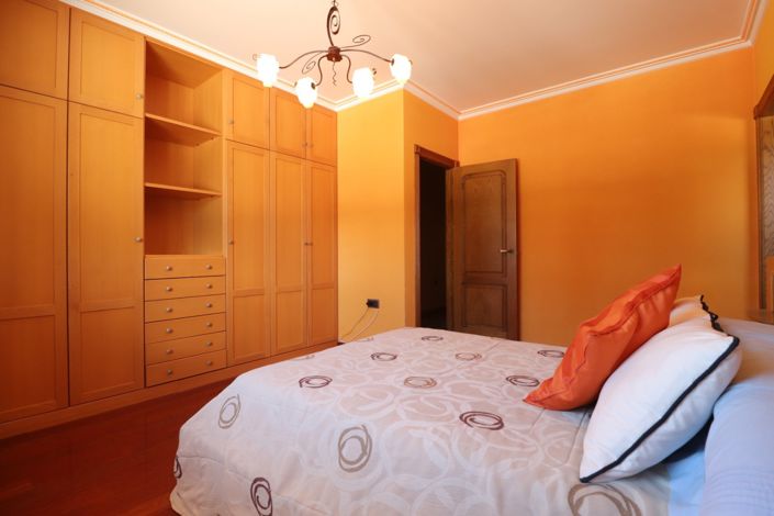 Image No.25-6 Bed Property for sale