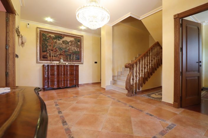 Image No.12-6 Bed Property for sale