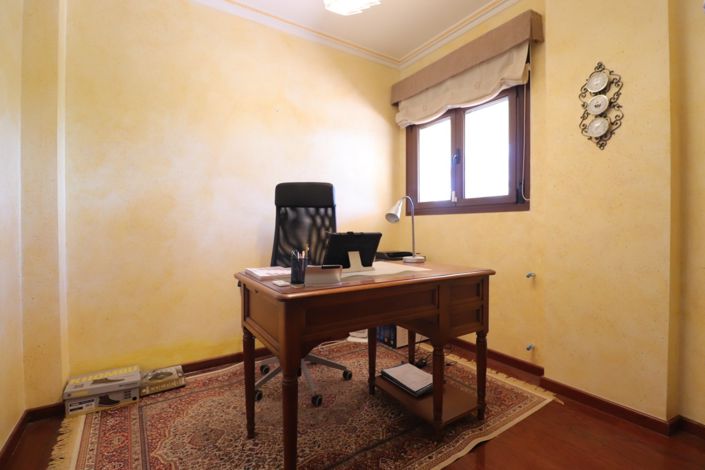 Image No.31-6 Bed Property for sale