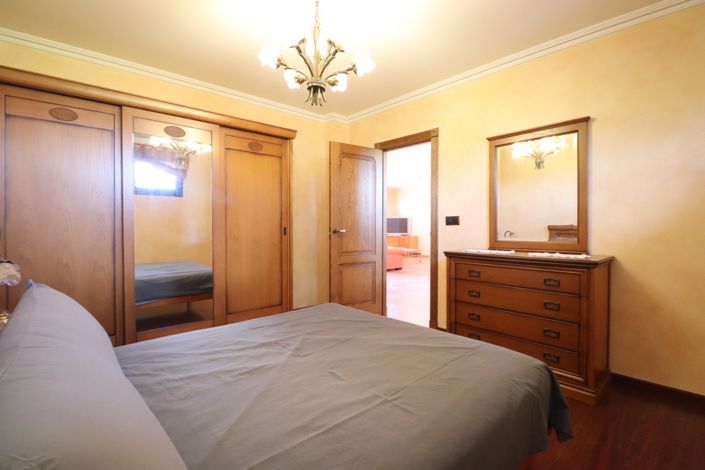 Image No.33-6 Bed Property for sale